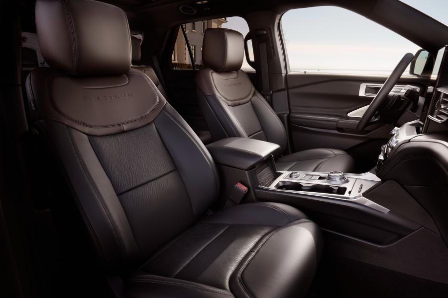 Интерьер Ford Explorer Platinum 2019 года  (фото 2 из 17)